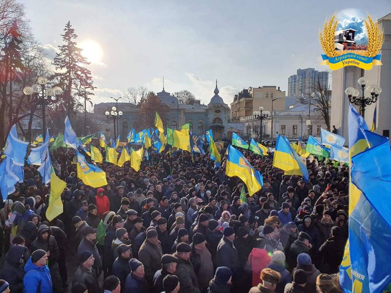 Українці вийшли на безстрокову акцію протесту «НІ безвідповідальному продажу ЗЕмлі!»
