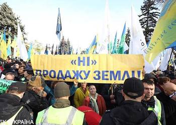 Місцеві ради по всій Україні продовжують ухвалювати рішення щодо недопущення земельного дерибану.